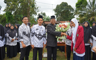 MTsN 2 Kota Payakumbuh Gelar Upacara Hari Guru Nasional, Tema Merawat Semesta Dengan Cinta