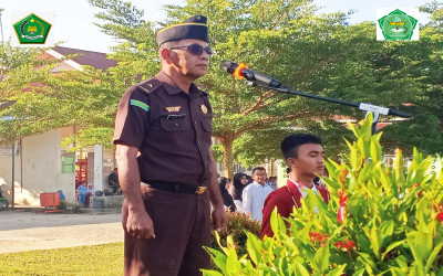 Taufik, SH. Pimpin Upacara Bendera MTsN 2 Kota Payakumbuh: Tekankan Disiplin sebagai Kunci Masa Depan