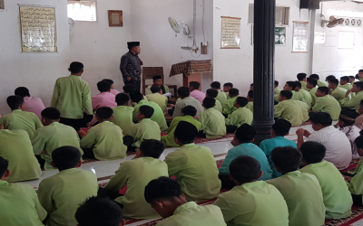 Adab dalam Menuntut Ilmu: Pelaksanaan Sholat Jumat di MTsN 2 Kota Payakumbuh Jadi Sarana Pembentukan Karakter Siswa